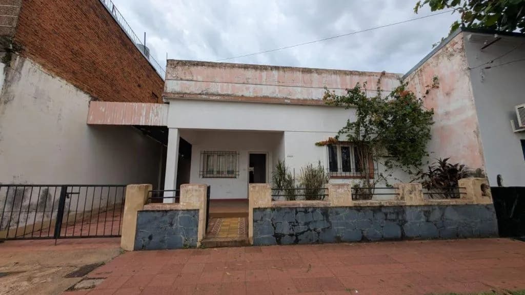 Casa EN VENTA a Refaccionar sobre Av. Tacuarí